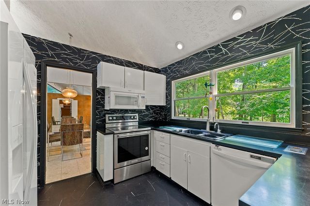 5573 Logan Arms Drive, Youngstown, OH 44420