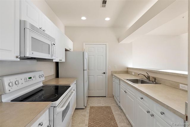 13 N N Squirrel Road, Auburn Hills, MI 48326