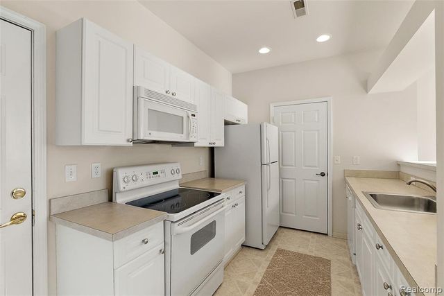 13 N N Squirrel Road, Auburn Hills, MI 48326