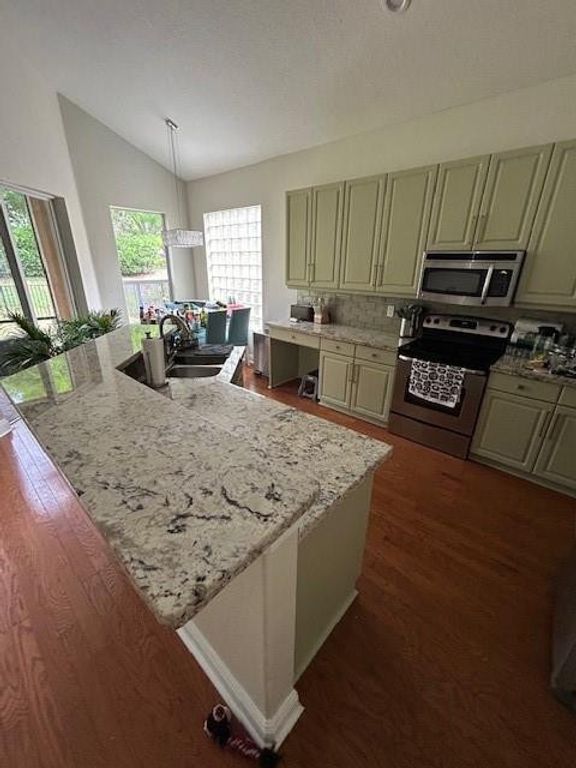 Image 9 of property listing at 7233 NW 116th Way, Parkland, FL 33076