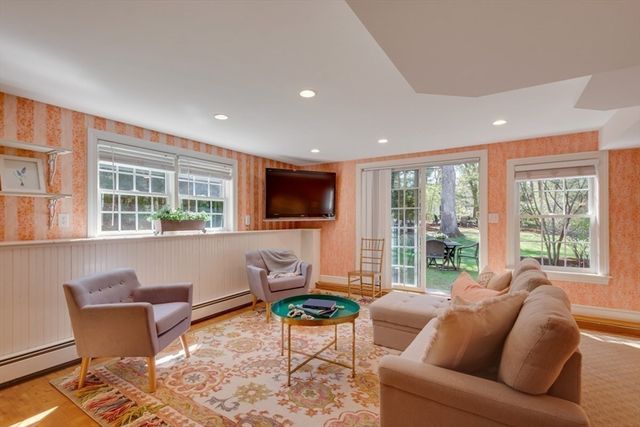 89 Green St, Needham, MA 02492