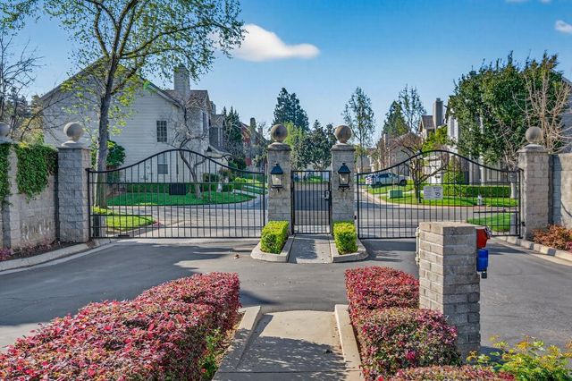 1079 E Monticello Circle, Fresno, CA 93720