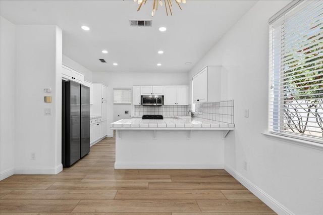 1079 E Monticello Circle, Fresno, CA 93720