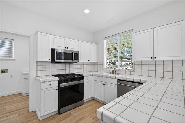 1079 E Monticello Circle, Fresno, CA 93720