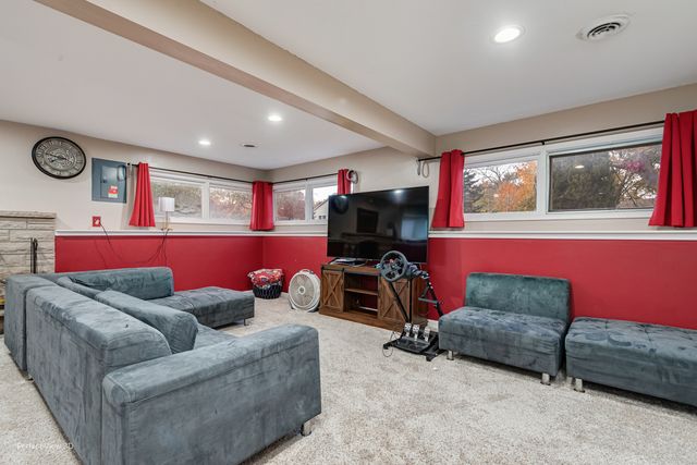 1104 New Haven Avenue, Aurora, IL 60506