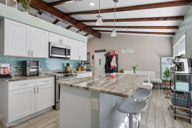 1104 New Haven Avenue, Aurora, IL 60506