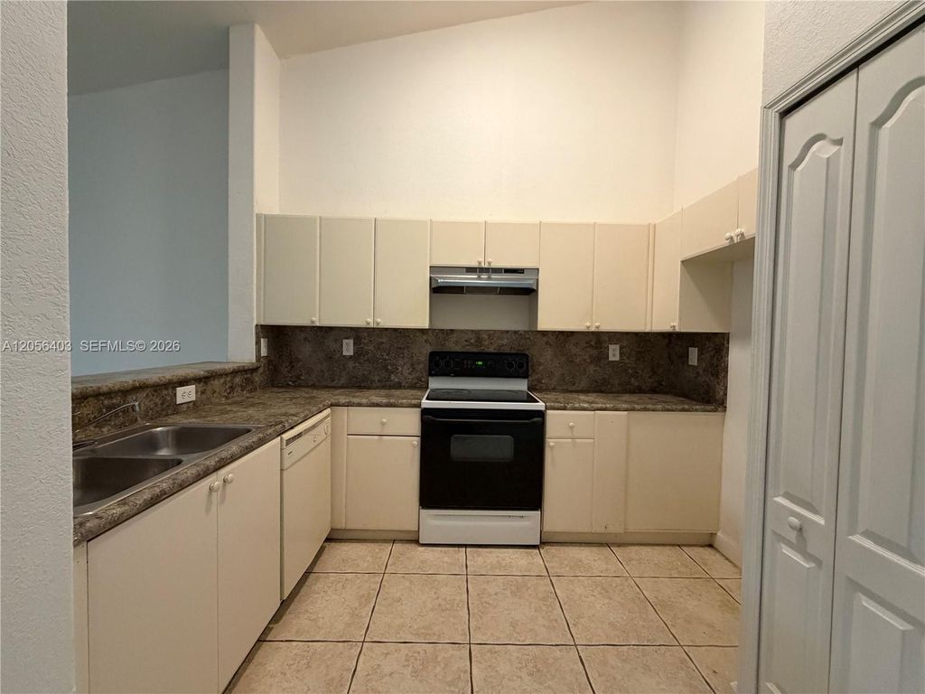 1661 SE 28th St 204, Homestead, FL 33035