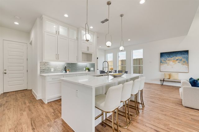 539 W Laureland Road, Dallas, TX 75232