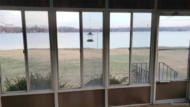 9560 Bluewater Drive, Pinckney, MI 48169