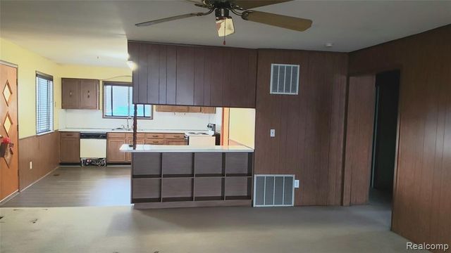 9560 Bluewater Drive, Pinckney, MI 48169