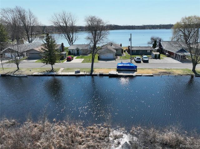 9560 Bluewater Drive, Pinckney, MI 48169