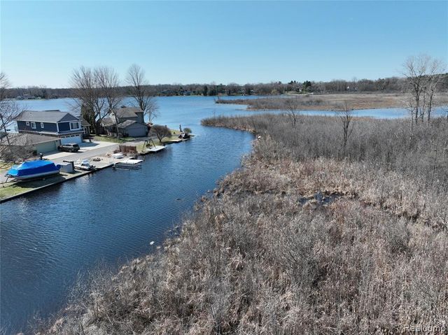 9560 Bluewater Drive, Pinckney, MI 48169