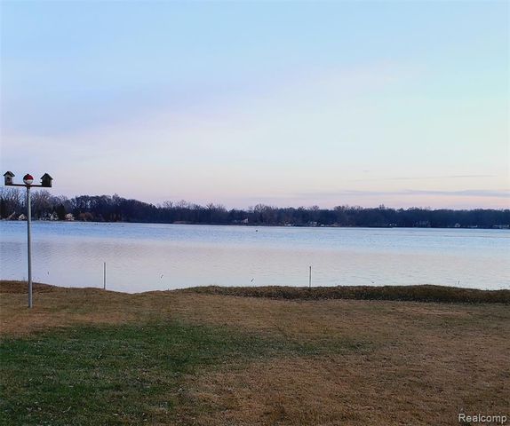 9560 Bluewater Drive, Pinckney, MI 48169