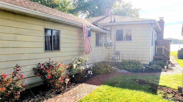 9560 Bluewater Drive, Pinckney, MI 48169