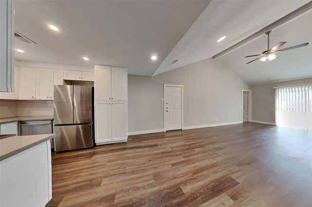 16 W Bigelow Oak Court, Spring, TX 77381