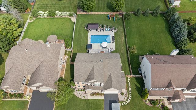 711 Jorstad Drive, North Aurora, IL 60542