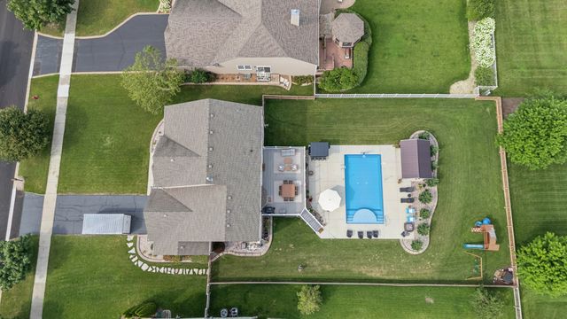 711 Jorstad Drive, North Aurora, IL 60542