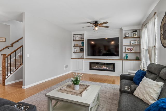 711 Jorstad Drive, North Aurora, IL 60542