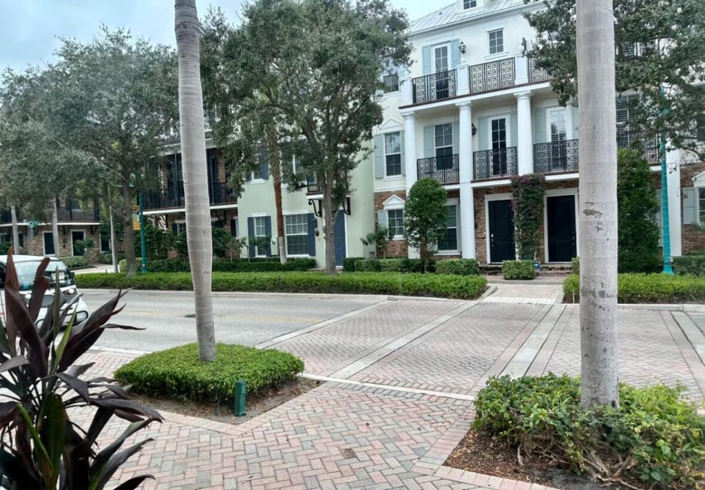 Image 5 of property listing at 325 NE 2nd Avenue 102, Delray Beach, FL 33444