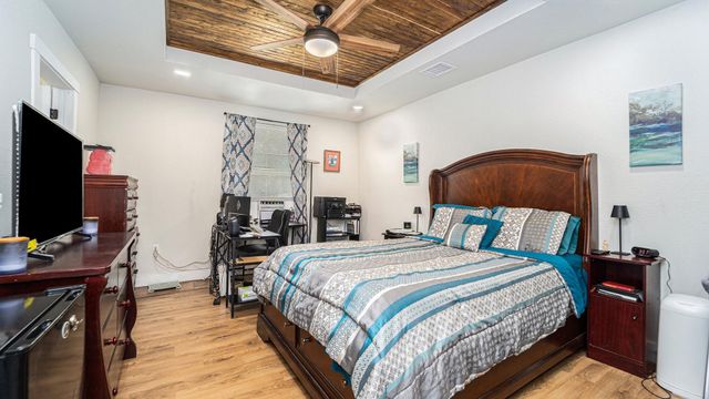 302 Brook Hollow Drive, Conroe, TX 77385