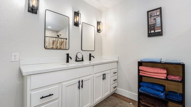 302 Brook Hollow Drive, Conroe, TX 77385