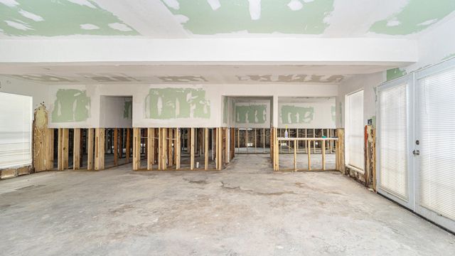 302 Brook Hollow Drive, Conroe, TX 77385