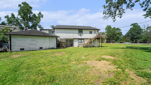 302 Brook Hollow Drive, Conroe, TX 77385