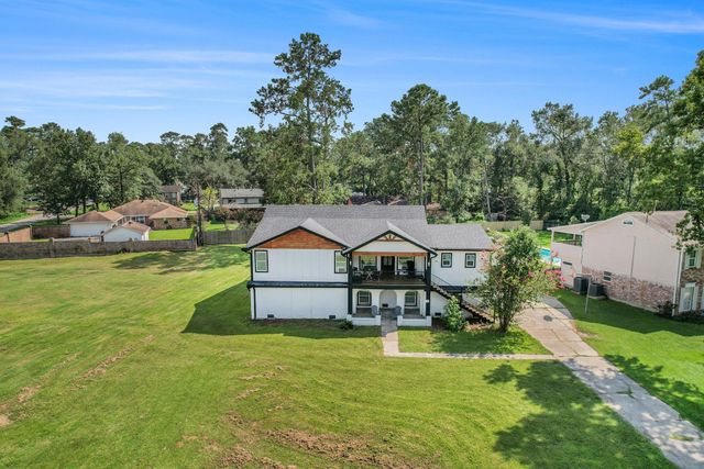 302 Brook Hollow Drive, Conroe, TX 77385