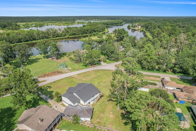 302 Brook Hollow Drive, Conroe, TX 77385