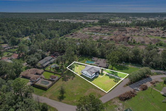 302 Brook Hollow Drive, Conroe, TX 77385