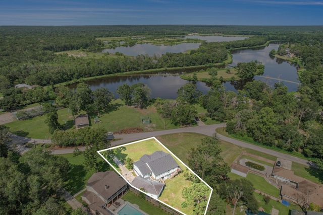 302 Brook Hollow Drive, Conroe, TX 77385