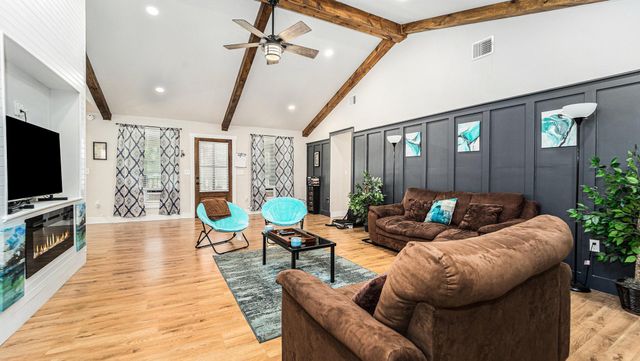 302 Brook Hollow Drive, Conroe, TX 77385