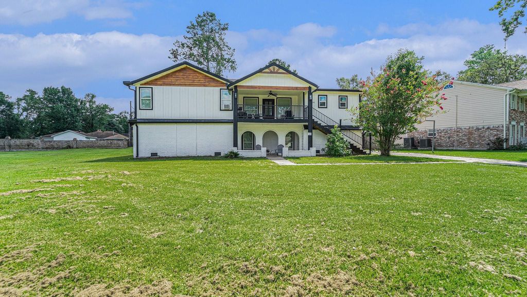 302 Brook Hollow Drive, Conroe, TX 77385