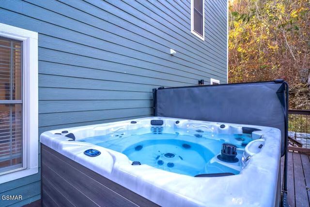 569 Baskins Creek Road, Gatlinburg, TN 37738