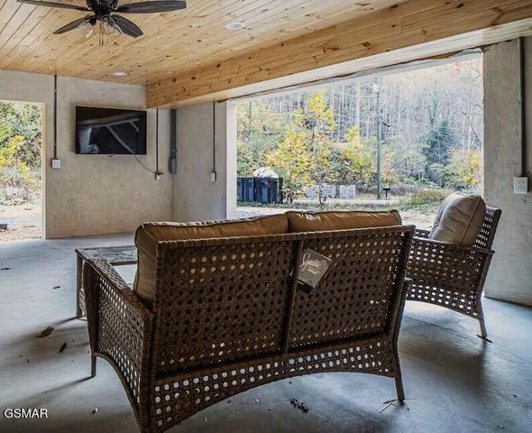 569 Baskins Creek Road, Gatlinburg, TN 37738