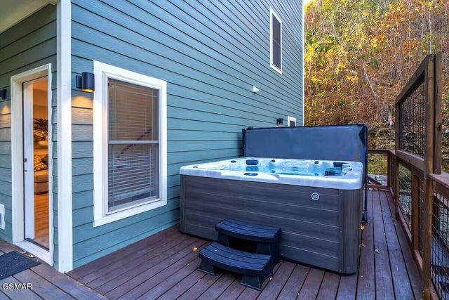 569 Baskins Creek Road, Gatlinburg, TN 37738