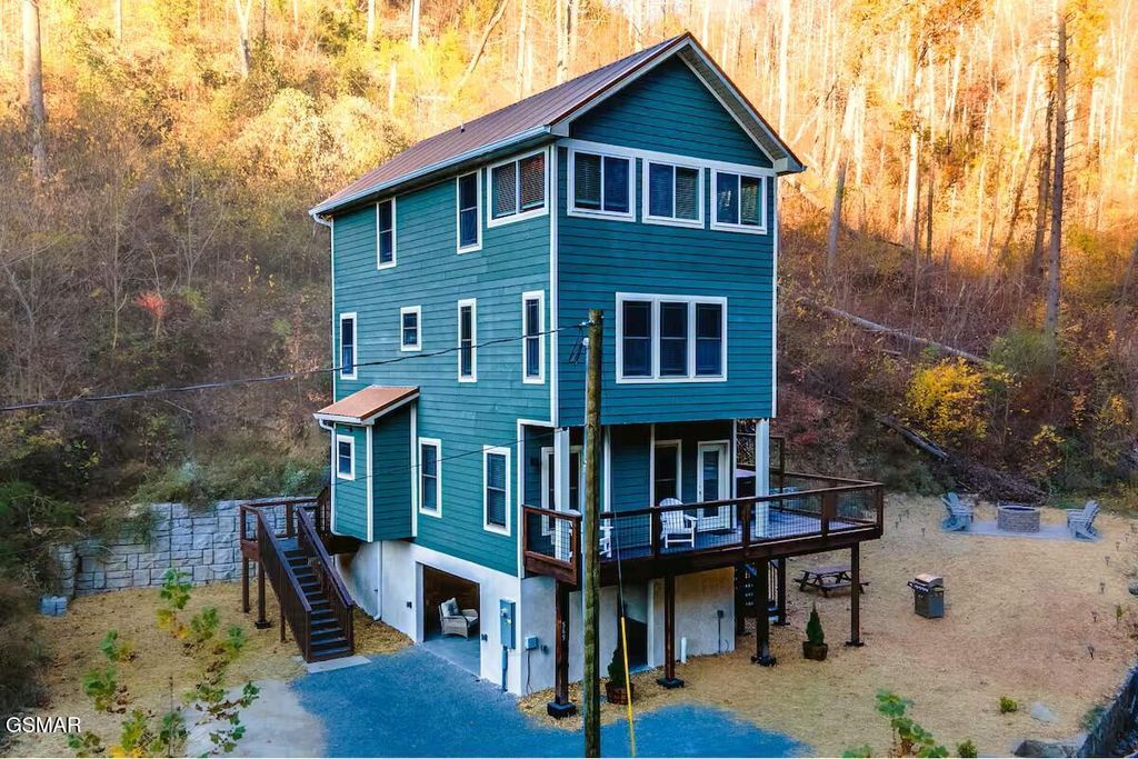 569 Baskins Creek Road, Gatlinburg, TN 37738