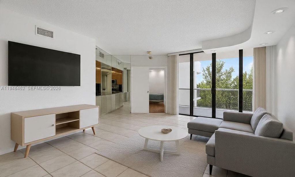 20281 E Country Club Drive 405, Aventura, FL 33180