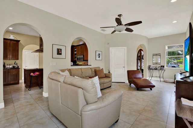 2721 N ROYAL COURT, Tampa, FL 33602