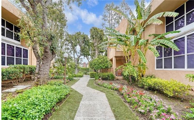 18730 Hatteras 43, Tarzana, CA 91356