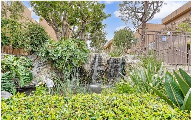 18730 Hatteras 43, Tarzana, CA 91356