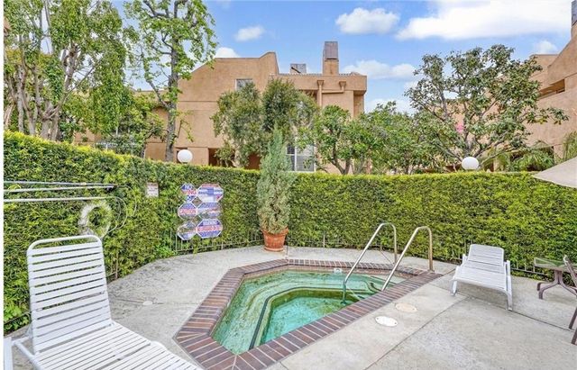 18730 Hatteras 43, Tarzana, CA 91356