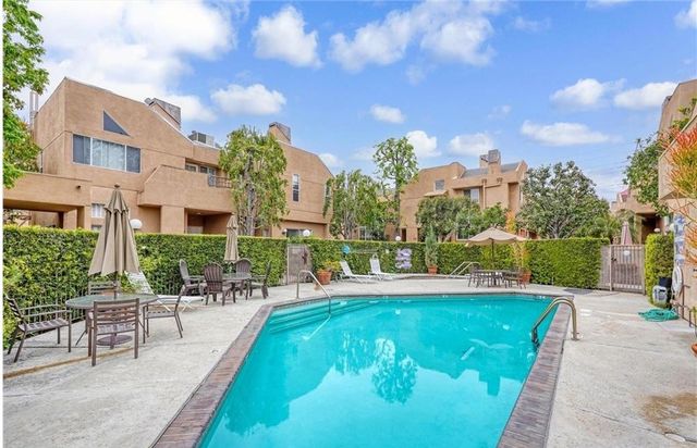 18730 Hatteras 43, Tarzana, CA 91356