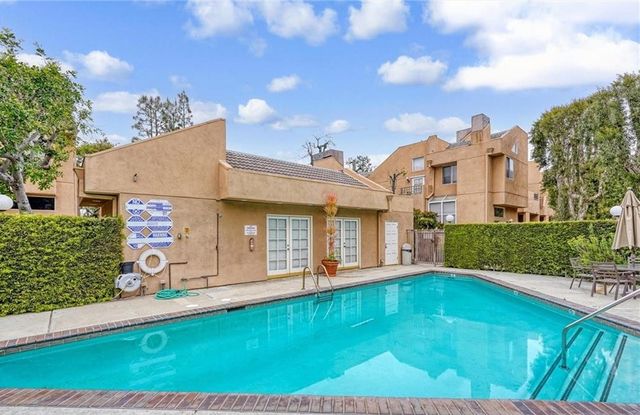 18730 Hatteras 43, Tarzana, CA 91356