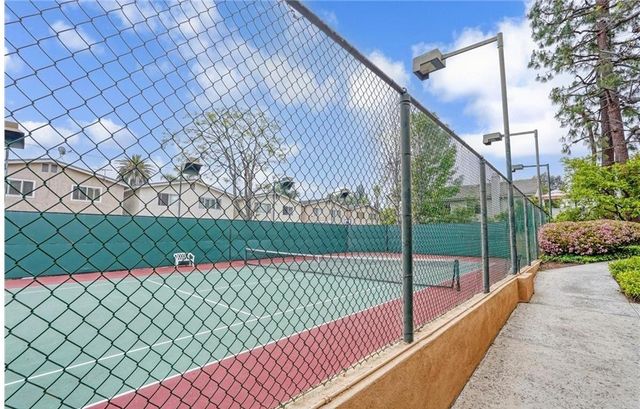 18730 Hatteras 43, Tarzana, CA 91356