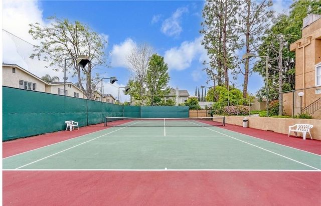 18730 Hatteras 43, Tarzana, CA 91356