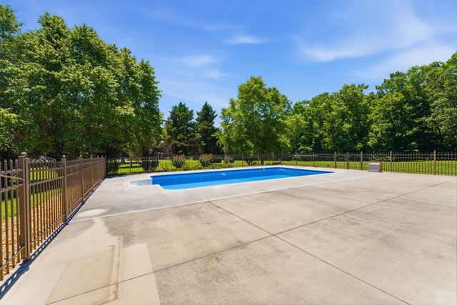 180 Gilliam Ln, Tullahoma, TN 37388