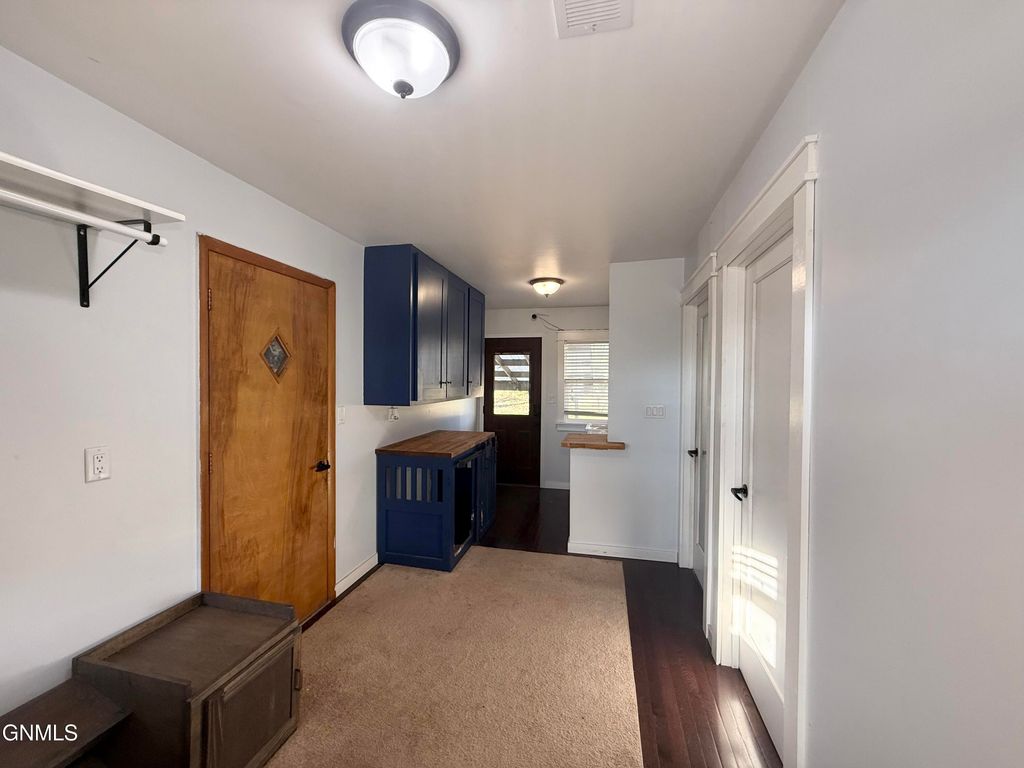 509 3rd Street NE, Watford City, ND 58854 photo 2
