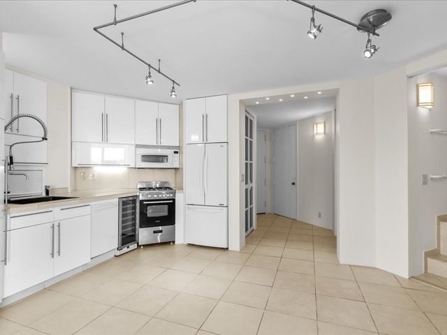 65 E India Row 25G, Boston, MA 02110