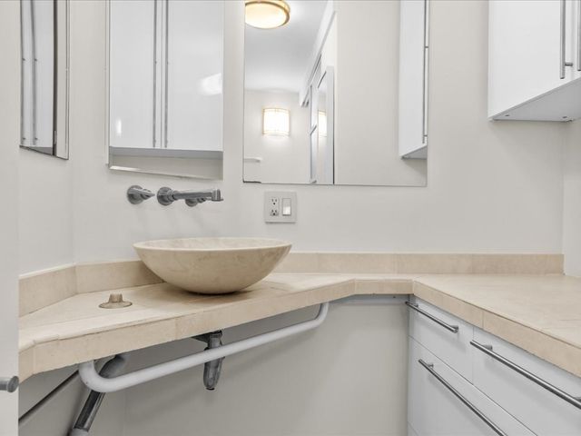 65 E India Row 25G, Boston, MA 02110